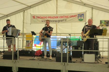 Med peko so igrali domači fantje.