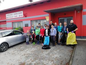 Po vaseh so se zbrali udeleženci. 